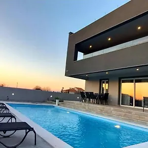 Tia With Heated Pool & Jacuzzi Murvica (Policnik)
